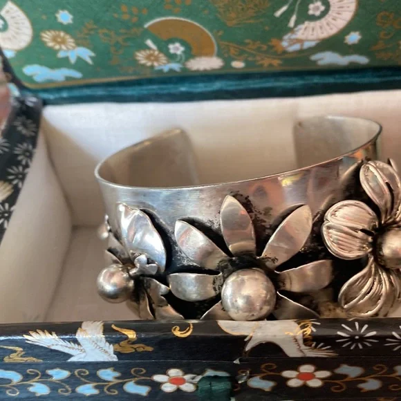 Vintage Floral Silver Toned Cuff Bracelet - Picture 13 of 13